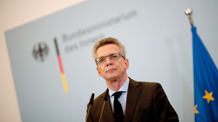 "Es sterben weniger Menschen auf dem Mittelmeer, das sind gute Nachrichten", sagt Bundesinnenminister Thomas de Maizière. 