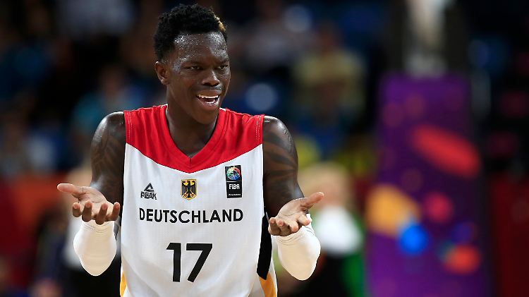 Warum nur? Das scheint sich auch Dennis Schröder zu fragen.