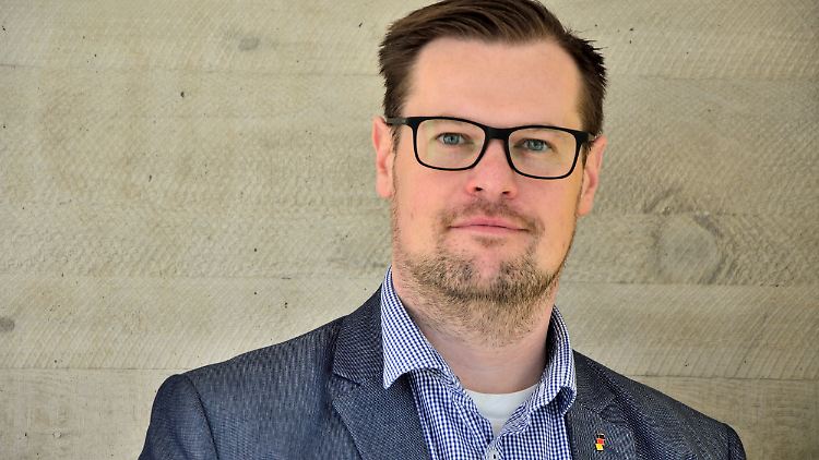 Jörg Schnurre hat sich eine Wahlwerbe-Flyer-Aktion ausgedacht. Doch kaum waren die Zettel verteilt, hagelte es Kritik.