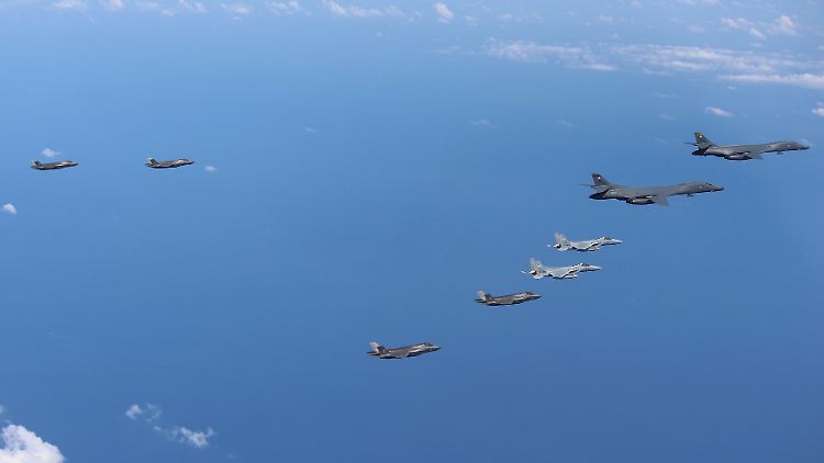 US-amerikanische und japanische Bomber und Kampfjets bei einer Übung zwischen Guam und Japan am 31. August.