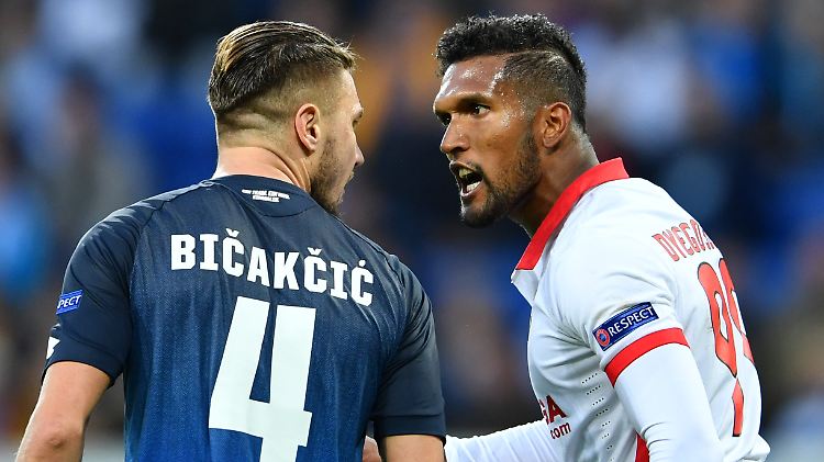 Hoffenheims Ermin Bicakcic (l.) und Dyego Sousa von Sporting Braga unterhalten sich.