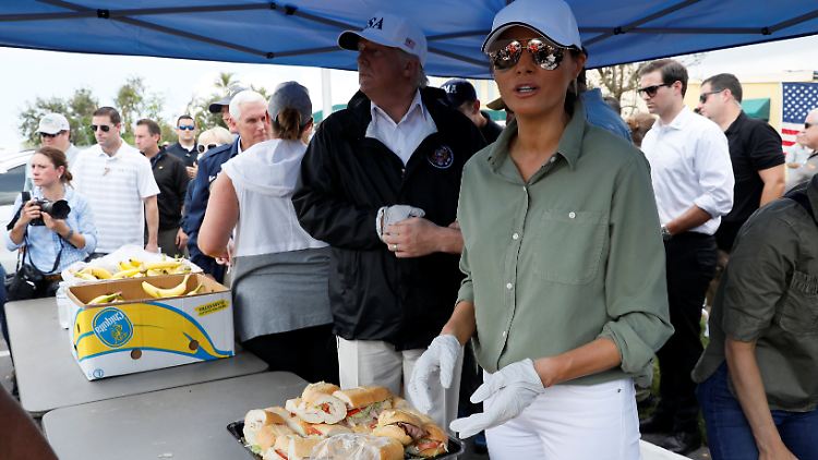 Hygiene muss sein: Melania Trump zieht sich vor der Sandwich-Ausgabe Latexhandschuhe über. 