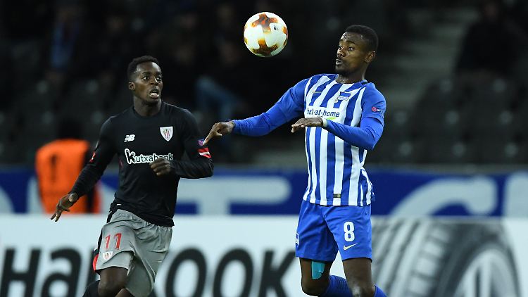 Herthas Salomon Kalou (r.) und Inaki Williams kämpfen um den Ball.