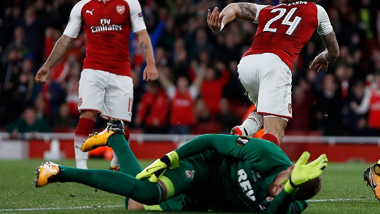 Köln am Boden: FC-Keeper Timo Horn nach dem 1:3 durch Hector Bellerin (r.)