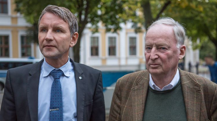 Gauland (r.) mit seinem Freund Björn Höcke bei einem gemeinsamen Wahlkampfauftritt in Magdeburg.