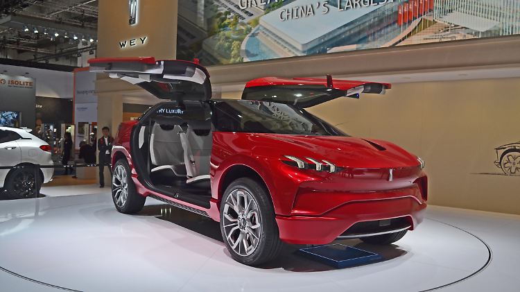 Ohne Scheu alles zu zitieren was es auf dem Automarkt gibt und gab, zeigt sich die Elektro-Studie XEV von Wey.