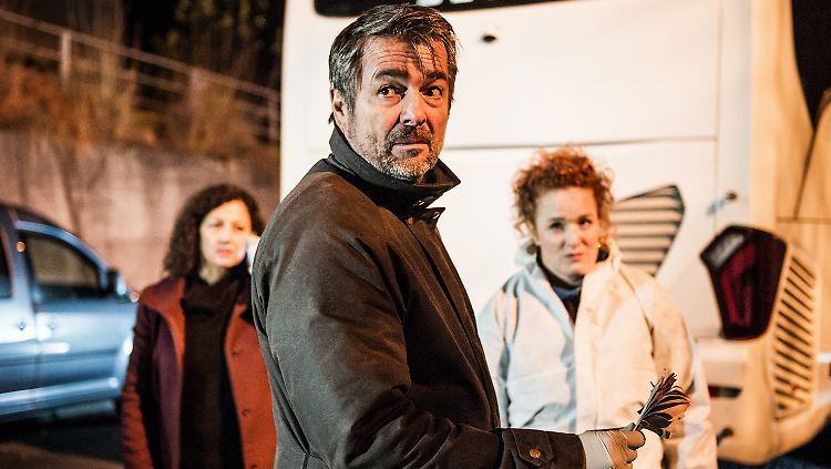 Kommissar Reto Flückiger (Stefan Gubser), seine Kollegin Liz Ritschard (Delia Mayer, l.) und die Leiterin der Spurensicherung, Corinna Haas (Fabienne Hadorn), untersuchen den Tatort eines vermeintlichen Suizids.