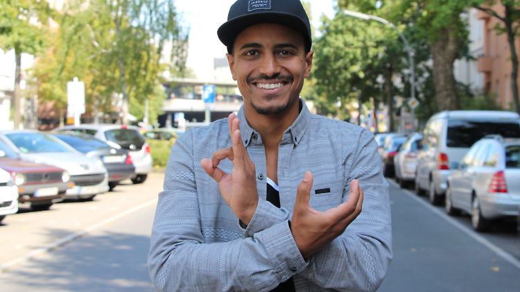 Ganz in Hip-Hop-Manier zeigt Bundesvorstand Raphael Hillebrand, für welche Partei er am 24. September antritt: "Die Urbane".