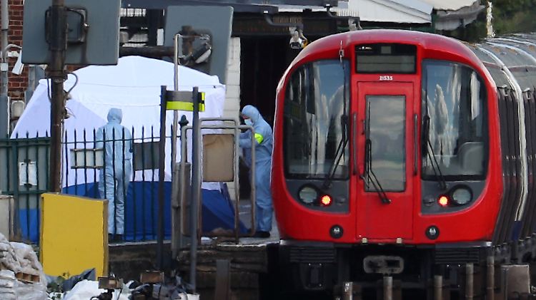 Forensiker untersuchen den überirdischen Bahnsteig der U-Bahn-Station Parsons Green.