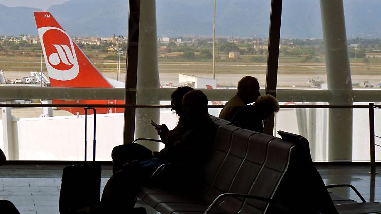 Etwa ein Dutzend Angebote sollen für Air Berlin eingegangen sein. 