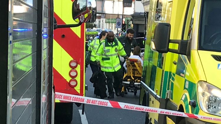 Auch Stunden nach der Explosion sind an der Station zahlreiche Krankenwagen zu sehen.