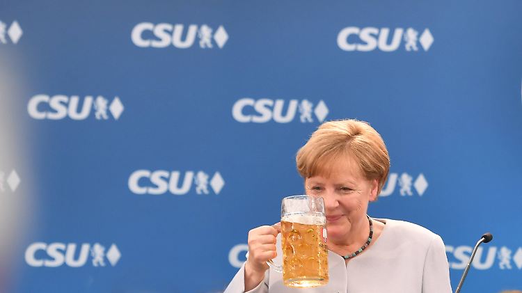 Auch die Kanzlerin weiß hin und wieder ein Schlückchen Bier zu schätzen. 