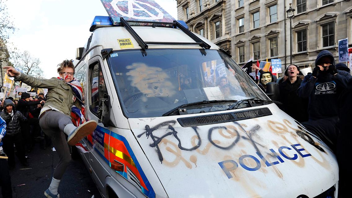 Das Auto wurde mit eindeutigen Graffitis versehen.