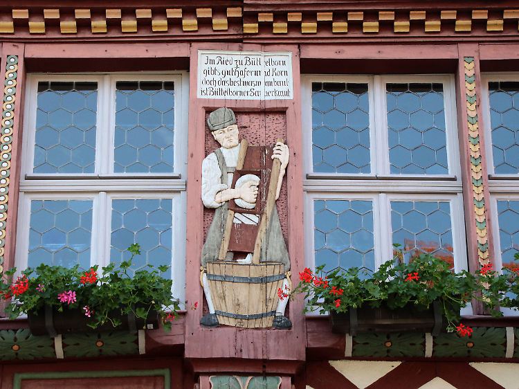 Seit der Restaurierung 1906 ziert der Sauerkrautmann den Eingang zum Historischen Rathaus in Büttelborn.