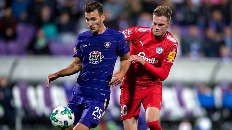 Kiels Marvin Ducksch (r.) und Aues Dominik Wydra kämpfen um den Ball. 