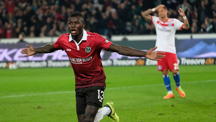 Ihlas Bebou bejubelt seinen Treffer zum 2:0.