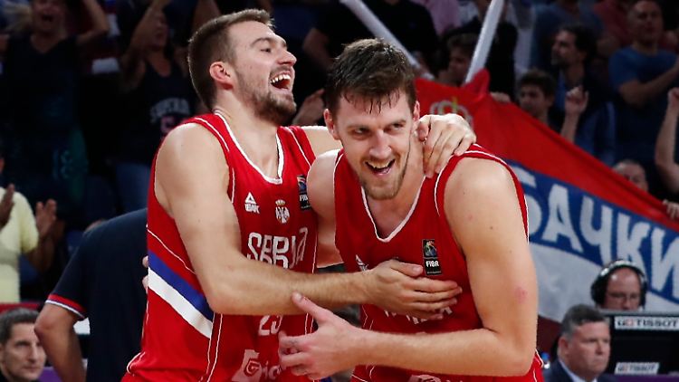 Die serbischen Spieler feierten ihren Halbfinalsieg frenetisch.