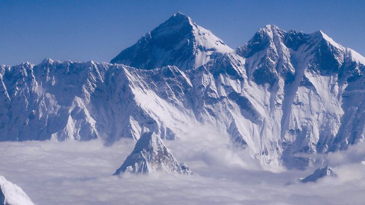 Der Mount Everest, wie man ihn aus einem Flugzeug sehen kann.