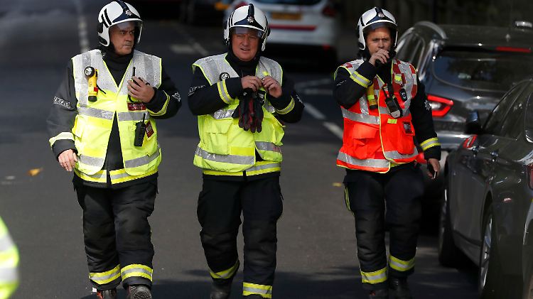 Sicherheitskräfte - hier Beamte der Londoner Feuerwehr - sind rund um die Uhr im Einsatz.