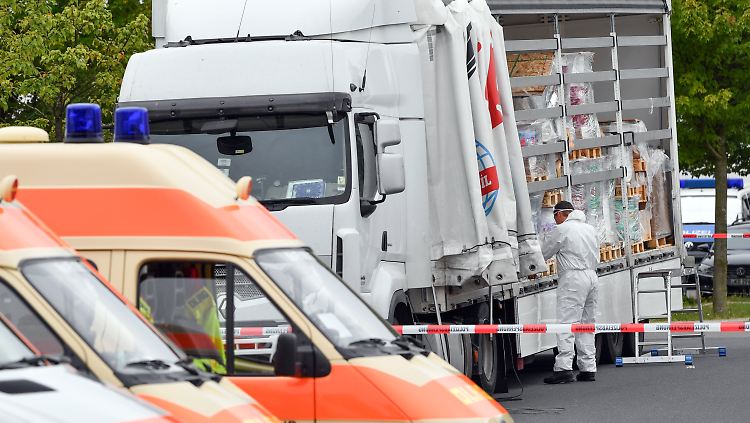 Im Laderaum des Lastwagens waren 51 Flüchtlinge - offenbar aus dem Irak - eingepfercht. 