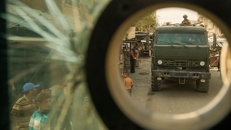 Russische Soldaten steigen auf einen Lkw in Deir Essor.