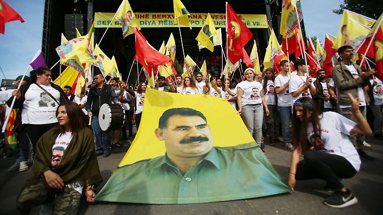 Tausende demonstrierten in Köln für die Freilassung des Kurdenführers Öcalan.