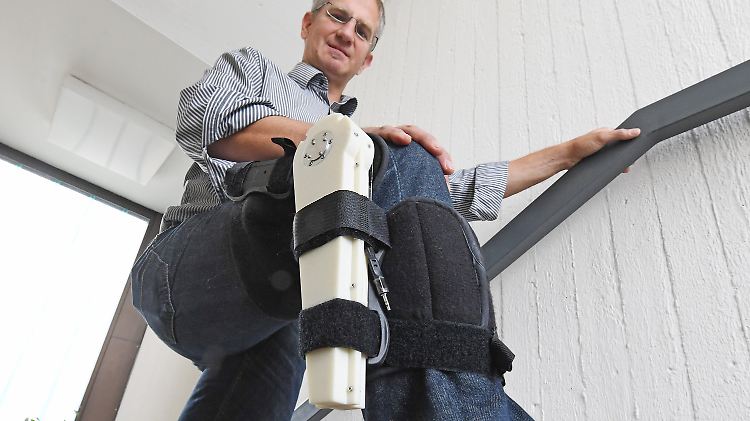 Forscher Pylatiuk präsentiert eine Orthese, die beim Gehen automatisch Strom erzeugen soll.