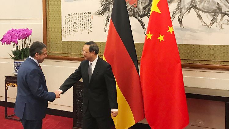 Gabriel trifft in Peking auf Staatsrat Yang Jiechi.