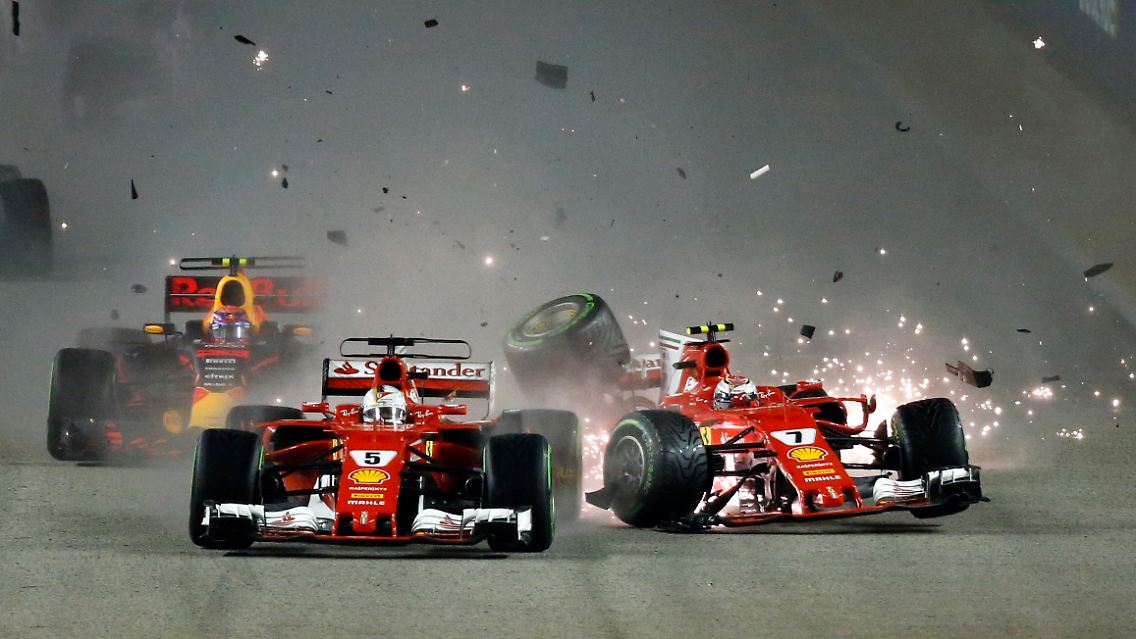 Auf die Blamage daheim folgt das Desaster in Singapur: Beim Start kegeln sich die Teamkollegen Vettel (von der Pole) und Räikkönen gegenseitig aus dem Rennen. Eine peinliche Panne, die Hamilton den Weg zum dritten Sieg in Serie ebnet.