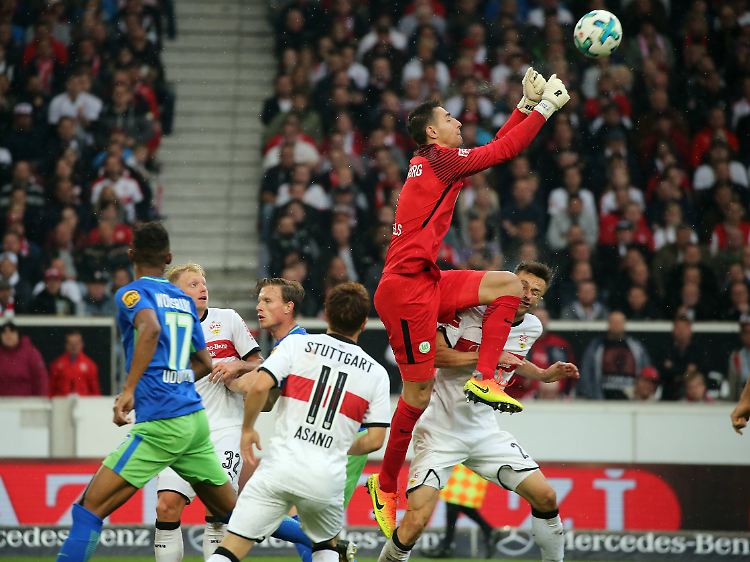 Die entscheidende Szene im Spiel des VfB gegen Wolfsburg: Koen Casteels springt mit angezogenem Knie zum Ball - und trifft Christian Gentner am Kopf.