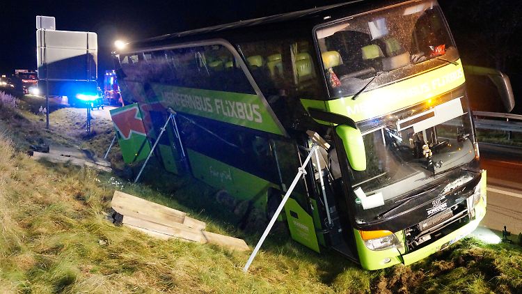 Der Bus musste abgestützt werden, um nicht umzukippen.