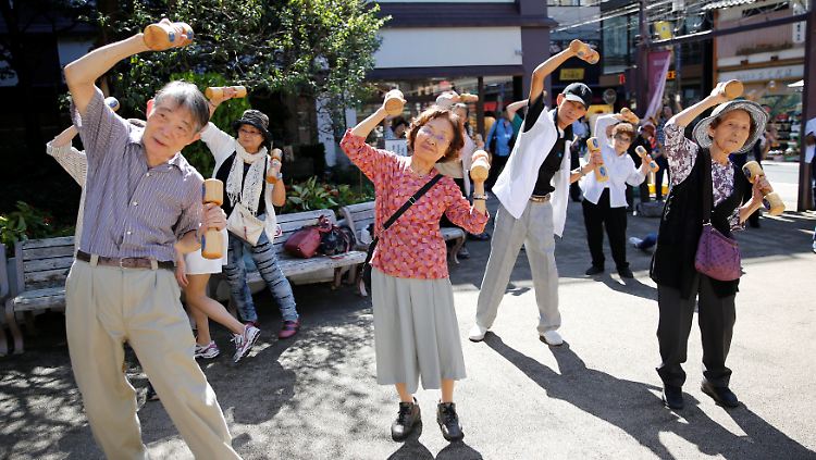 Ist die Überalterung Schicksal aller Industrienationen? In Japan gibt es für den Respekt gegenüber den "Alten" extra einen eigenen Feiertag.