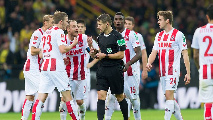 Empörte Einwände im Spiel des BVB gegen den 1. FC Köln: Schiedsrichter Patrick Ittrich nach dem umstrittenen Tor zum 2:0.