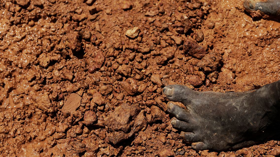 Nicht zuletzt gehen jedes Jahr unkontrolliert große Mengen Goldes außer Landes, ohne, dass die Brasilianer beispielsweise über Steuern davon profitieren.