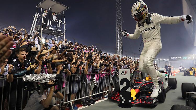 Lewis Hamilton hüpft vor Freude.