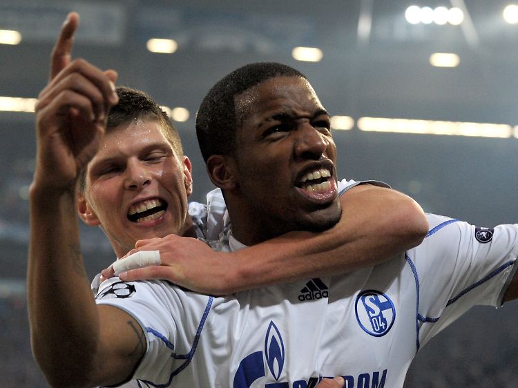 Die Schalker Torschützen beim Jubel: Jefferson Farfan erzielte das 1:0, Klaas-Jan Huntelaar (r.) das 2:0 und 3:0.