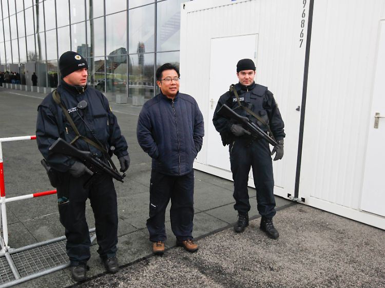 Dieser Mann nimmt es sportlich und posiert mit den Polizisten vor dem Paul-Löbe-Haus.