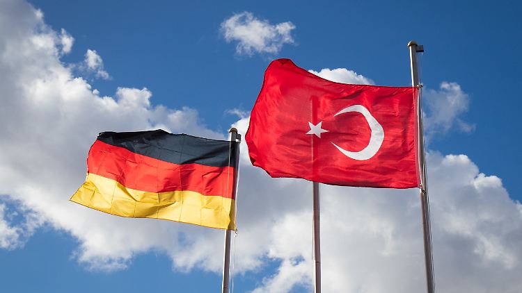 Die Beziehungen sind angespannt - unter anderem, weil Deutsche in der Türkei aus politischen Gründen in Haft sitzen.