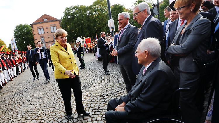 Schäuble und einige seiner Gratulanten, darunter EU-Kommissionspräsident Juncker, begrüßen Kanzlerin Merkel vor der Offenburger Reithalle.
