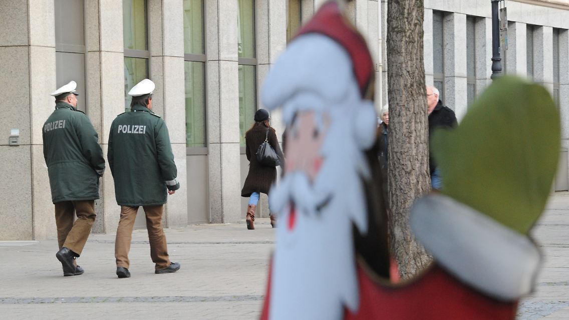 Wohl niemand hat Lust auf Weihnachtsmärkte unter Polizeischutz - trotzdem solle man sich nicht vom Besuch abhalten lassen, empfiehlt Angstforscher Bandelow.