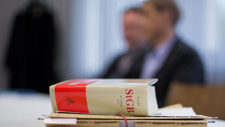 Unterlassener Hilfeleistung wird in Paragraf 323c Strafgesetzbuch geregelt. 