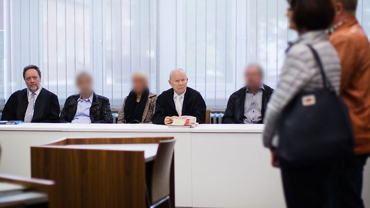 Sie hielten ihn für einen schlafenden Obdachlosen und hätten ihn deshalb ignoriert – so haben sich zwei der Angeklagten verteidigt.