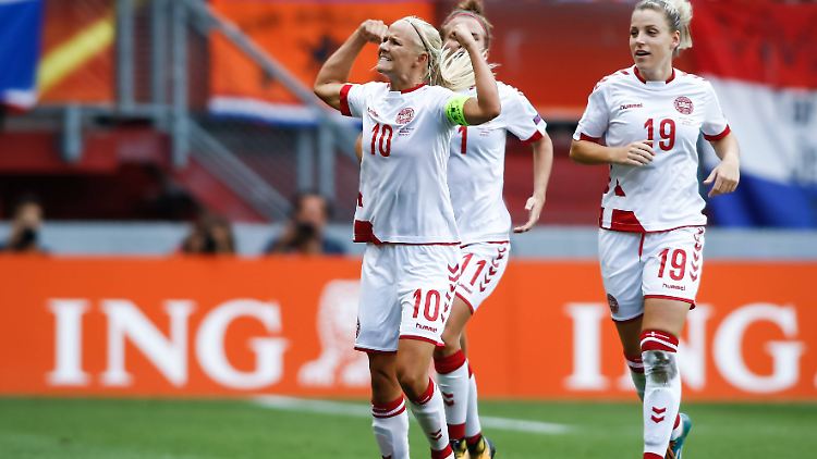 Jubel bei der Europameisterschaft - Teiljubel im Streit mit dem dänischen Verband. Pernille Harder (vorn) setzt sich für ihr Team ein