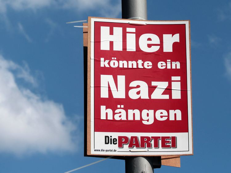 "Die Partei" setzt sich am Rande des Zumutbaren gegen rechtes Gedankengut ein.