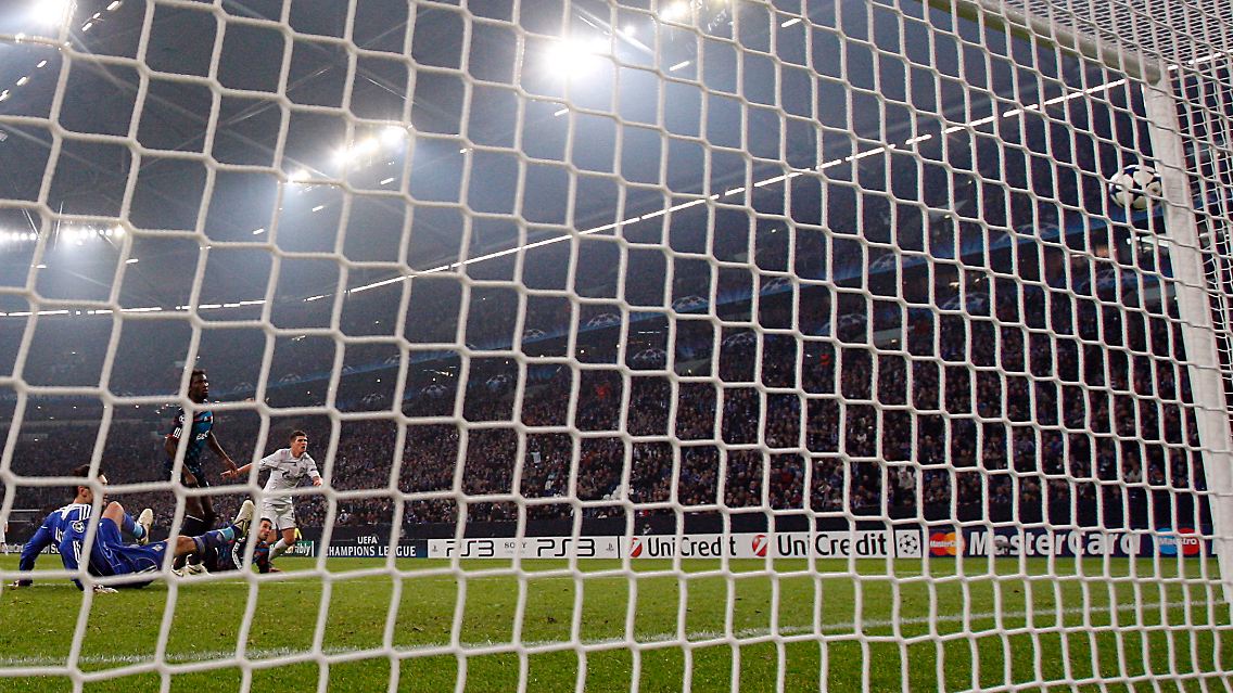 Schalkes dritter Streich: Huntelaar vollendet zum 3:0-Endstand.