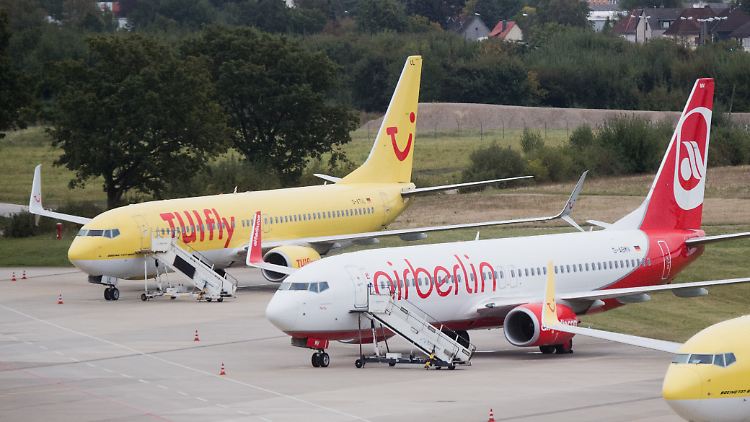 Geschäftlich über Wetlease-Verträge verbunden: Am Flughafen Hannover stehen zwei Maschinen von Air Berlin und Tuifly nebeneinander.
