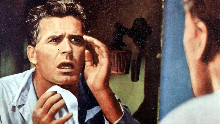 Als Jefferson Pike (James Garner) erwacht, stellt er entsetzt fest, dass er gealtert ist. (Szene aus "36 Hours", 1965)