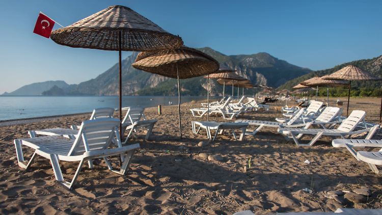 Noch sind diese Liegen in der Nähe von Antalya leer, doch langsam kehren die Touristen in die Türkei zurück.