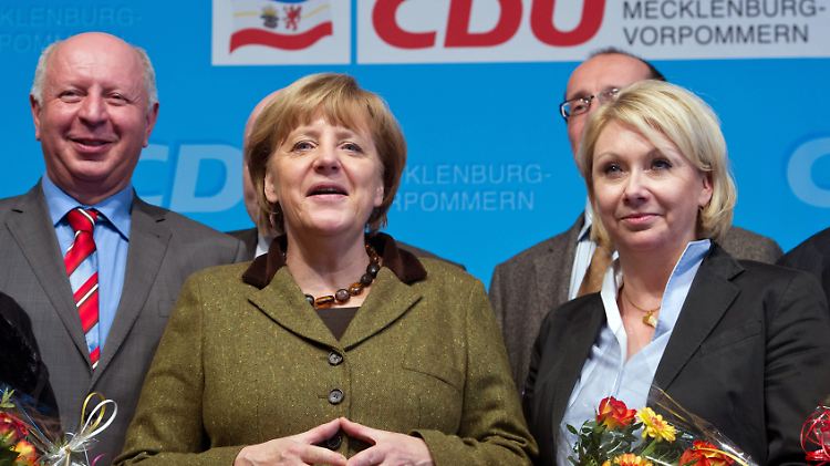 Karin Strenz 2013 bei einem Wahlkampfauftritt mit Angela Merkel in Grimmen.