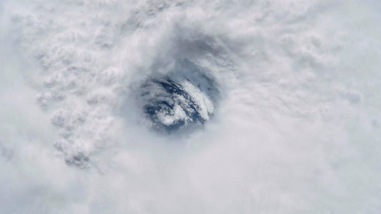 Auge des Hurrikans "Jose" über dem Atlantik, gesehen von den Astronauten der ISS.